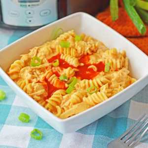 Crockpot Buffalo Chicken Mac and Cheese